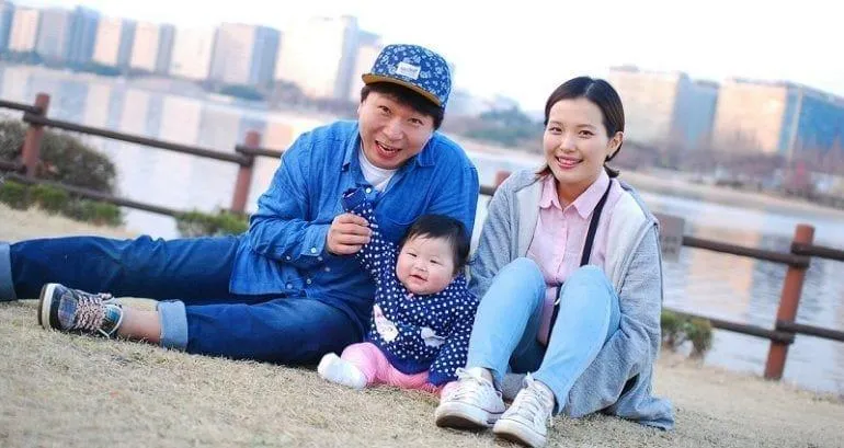 Батьки з дитиною у Південній Кореї