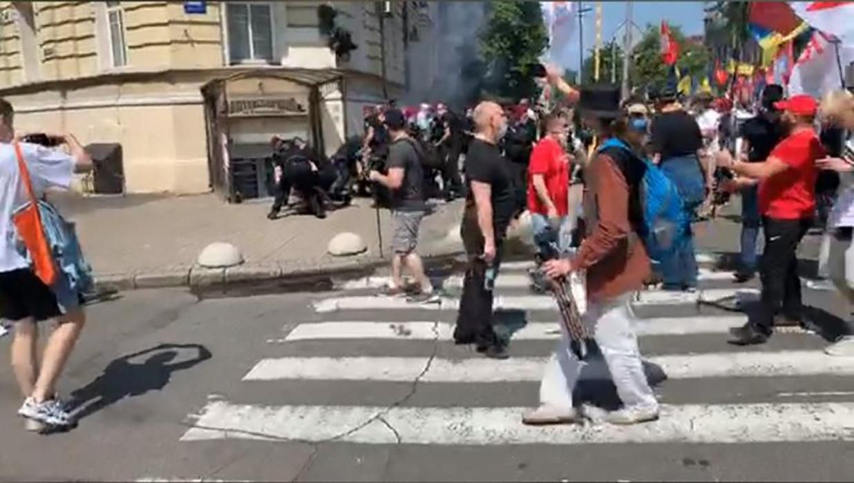 Мітинги в Києві під Офісом Президента 17 червня 2020: відео, фото Мітинги в Києві під Офісом Президента 17 червня 2020: відео, фото