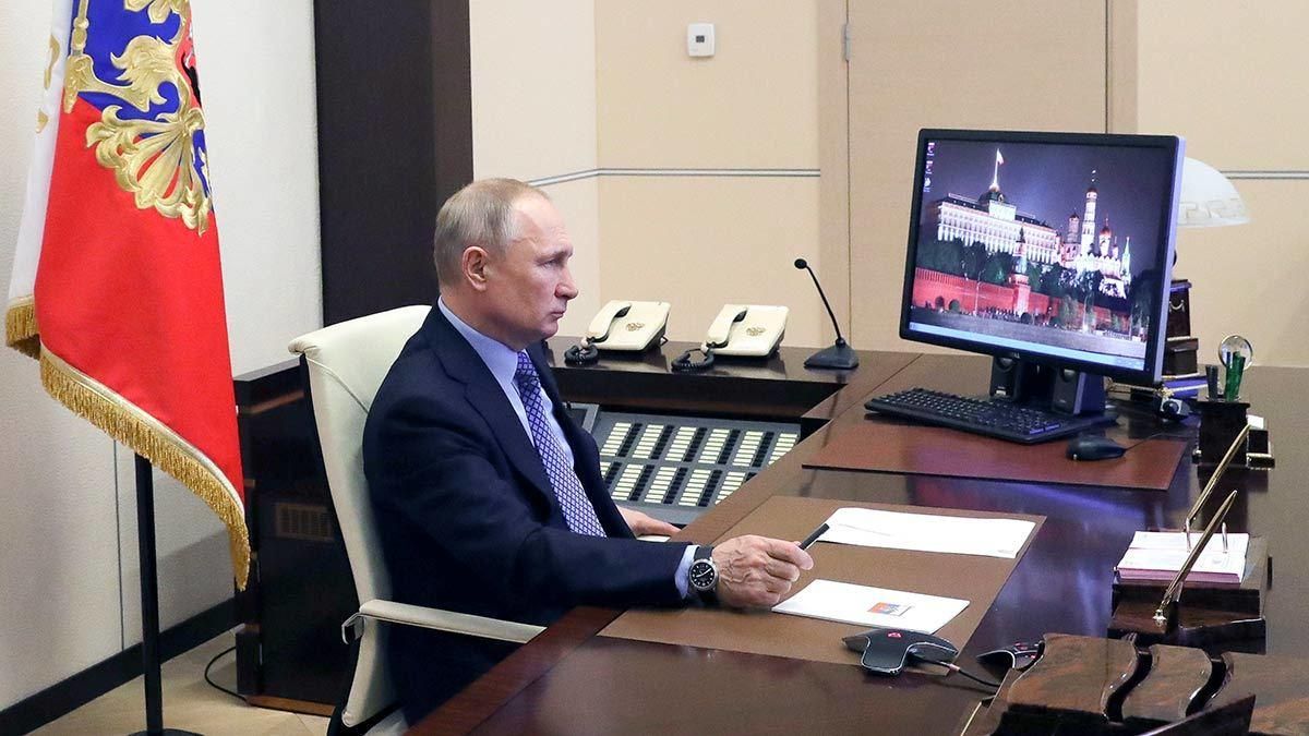 В резиденции Путина установили туннель с дезинфектором - видео В резиденции Путина установили туннель с дезинфектором - видео