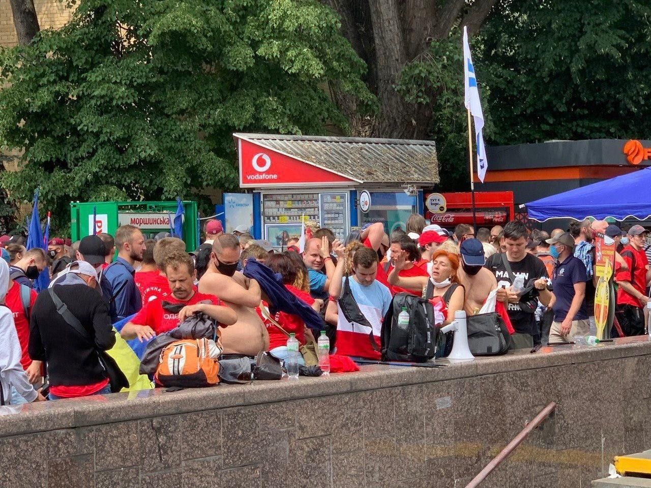 В Киеве фанаты Шария сняли партийные футболки после акции 17.06.2020 В Киеве фанаты Шария сняли партийные футболки после акции 17.06.2020