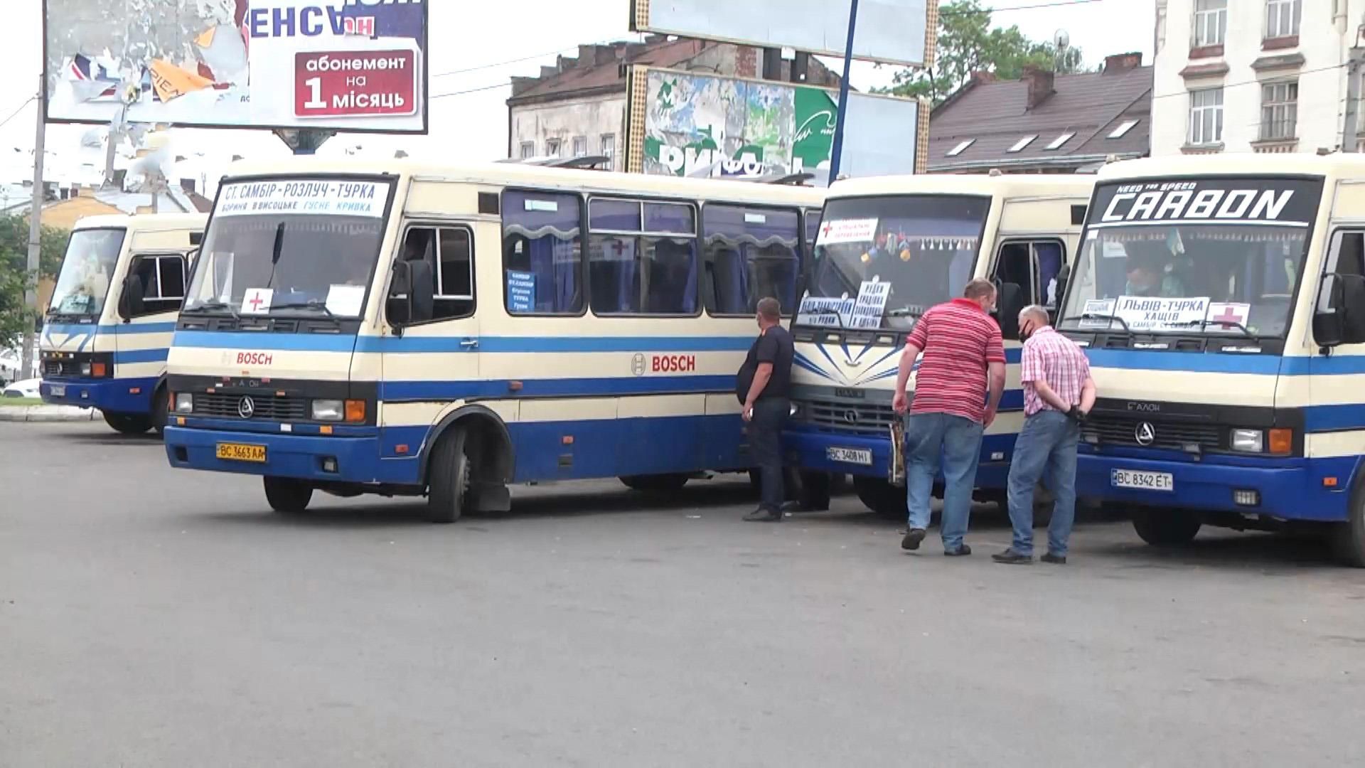 На Львовщине водители и пассажиры нарушают правила во время перевозок: видео