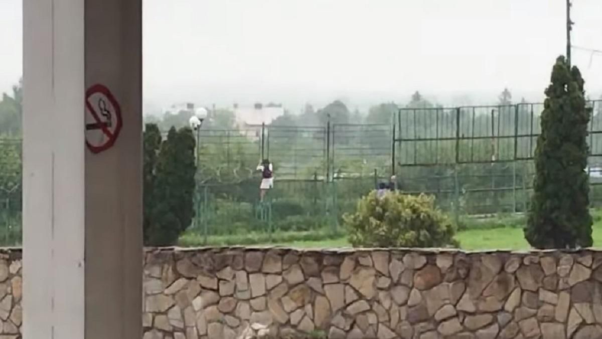 В Шегинях несколько украинцев перелезли через забор, пока пограничники давали брифинг: видео