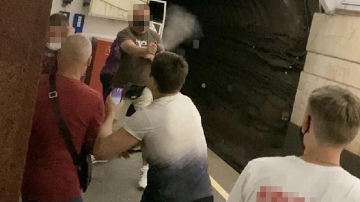 Драка между сторонниками Шария и националистами в метро: фото, видео Драка между сторонниками Шария и националистами в метро: фото, видео