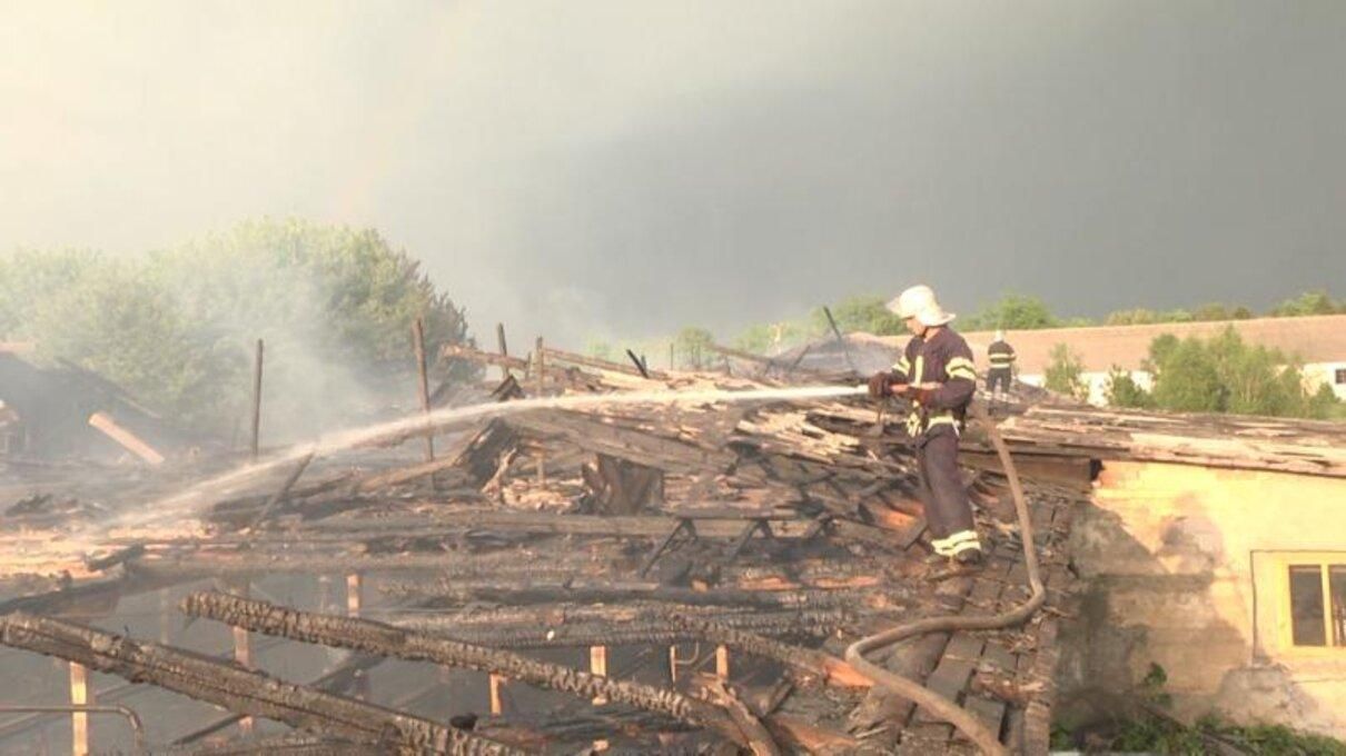 Пожар на ферме вспыхнул от удара молнии : фото и видео 