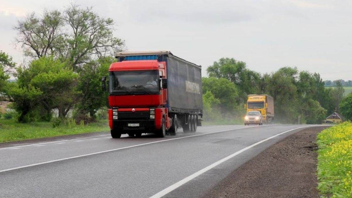 Вантажівкам заборонили в'їжджати в міста вдень: причина та деталі 

