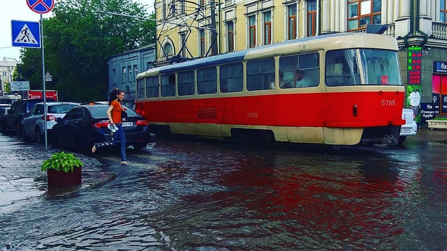 Дождь в Киеве 17 июня 2020: фото и видео как затопило улицы