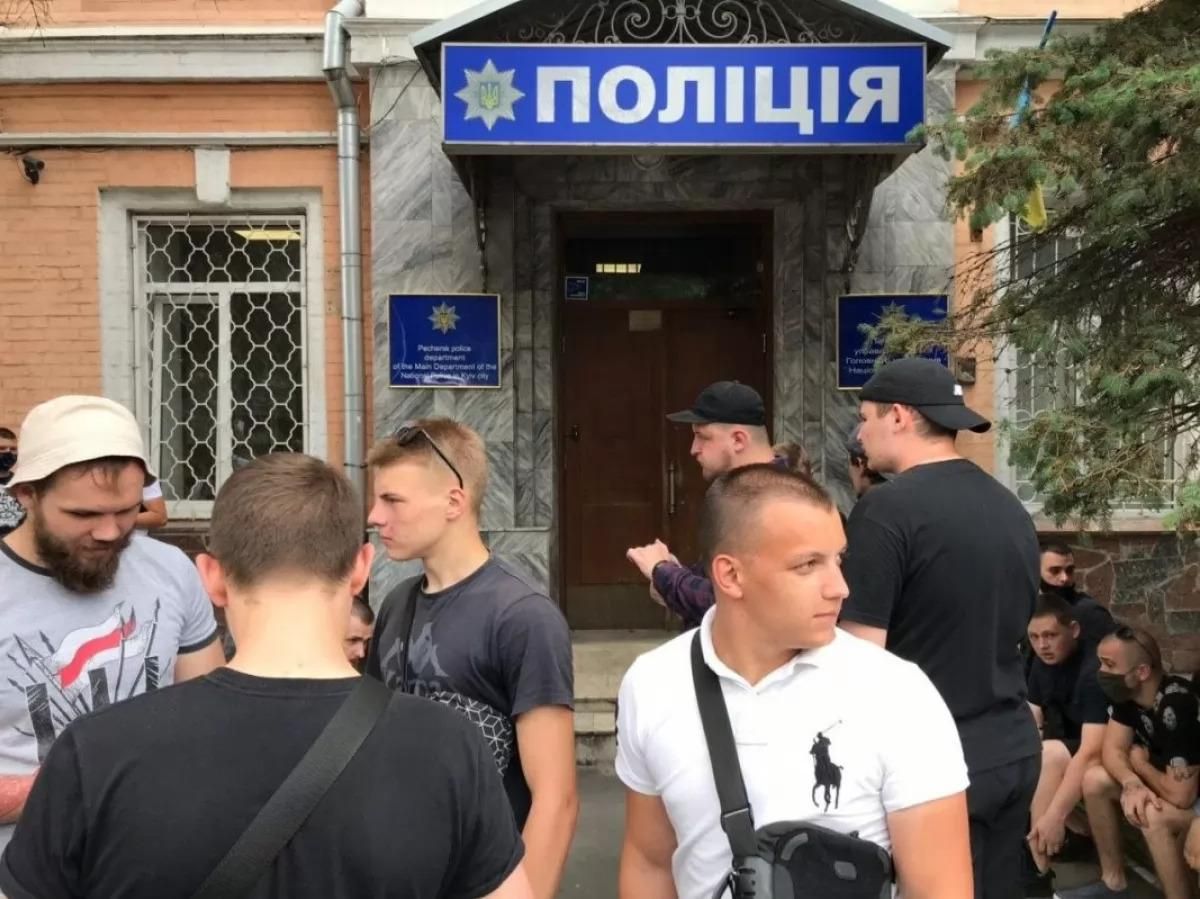 Посіпаки Шарія спровокували сутички з Нацкорпусом: поліція відпустила затриманих націоналістів Посіпаки Шарія спровокували сутички з Нацкорпусом: поліція відпустила затриманих націоналістів