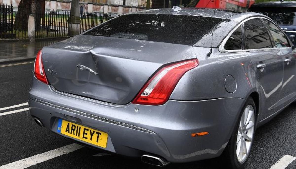 Авто Бориса Джонсона попало в ДТП: видео с места аварии Авто Бориса Джонсона попало в ДТП: видео с места аварии