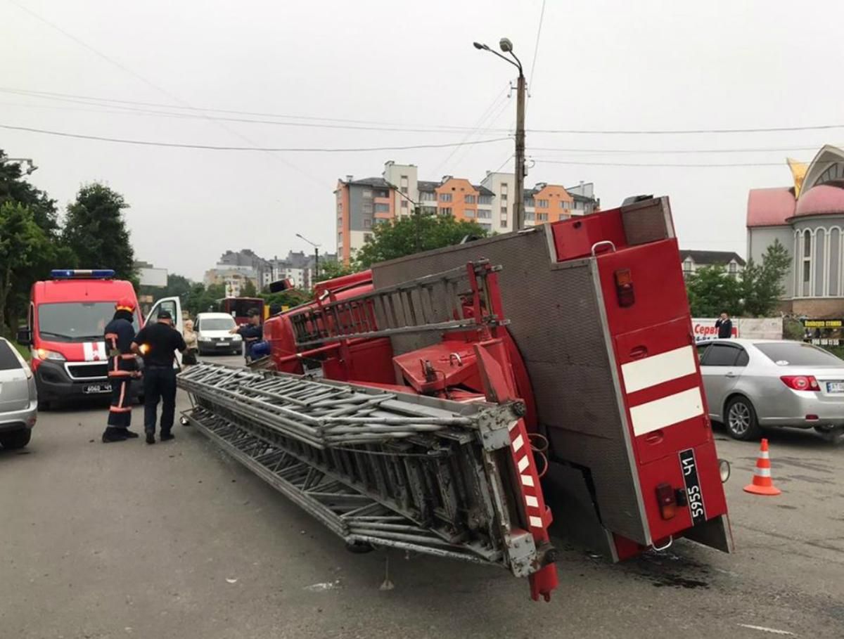 Пожежна автодрабина в Івано-Франківську потрапила в аварію, коли їхала на виклик – фото