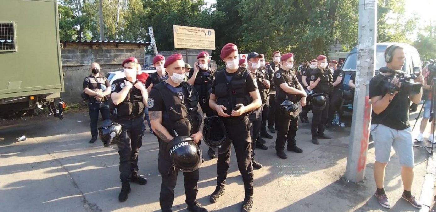 В МВД объяснили, почему у силовиков под судом по делу Стерненко не было опознавательных знаков В МВД объяснили, почему у силовиков под судом по делу Стерненко не было опознавательных знаков