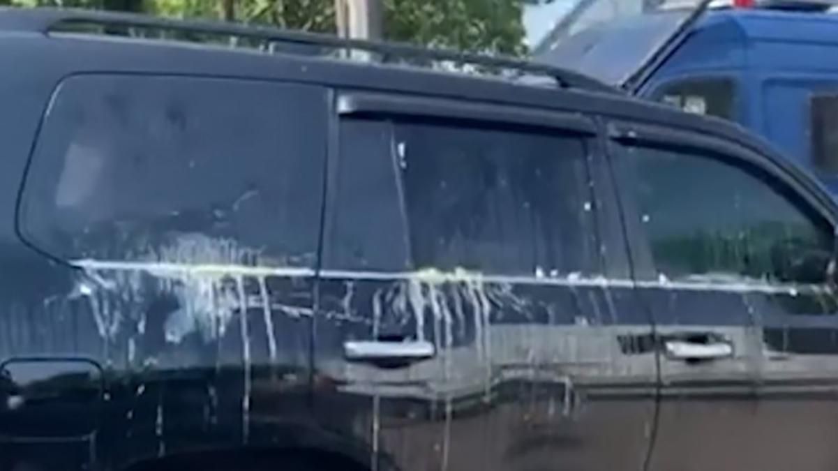У Чернігові авто нардепа від ОПЗЖ Вадима Рабіновіча закидали яйцями: дивіться відео У Чернігові авто нардепа від ОПЗЖ Вадима Рабіновіча закидали яйцями: дивіться відео