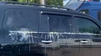 Автомобіль Рабіновича закидали яйцями в Чернігові: відео