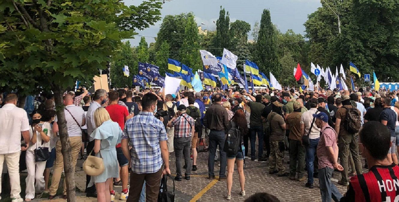 Прихильники Порошенка прийшли на Банкову до Зеленського: фото і відео