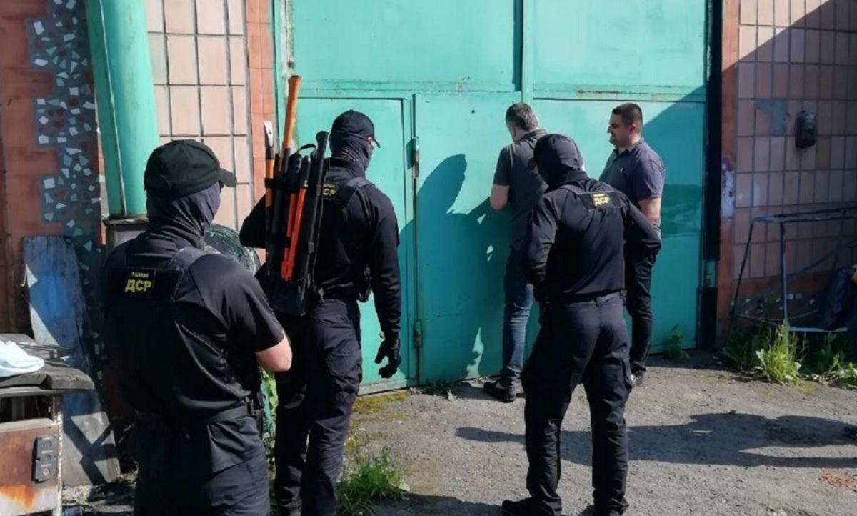 В Ровно обыскали СТО: нашли оружие, янтарь и ворованный автомобиль – фото находок