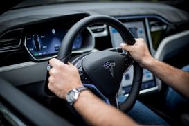 Tesla представила электрокар с рекордным запасом хода: подорожают ли ее акции
