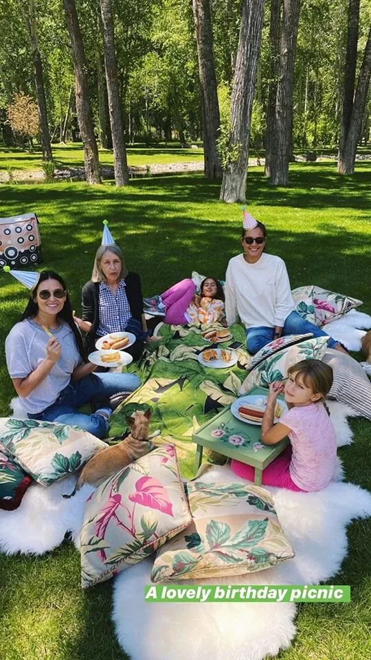 Демі Мур на дні народженні дружини Брюса Вілліса Демі Мур на дні народженні дружини Брюса Вілліса