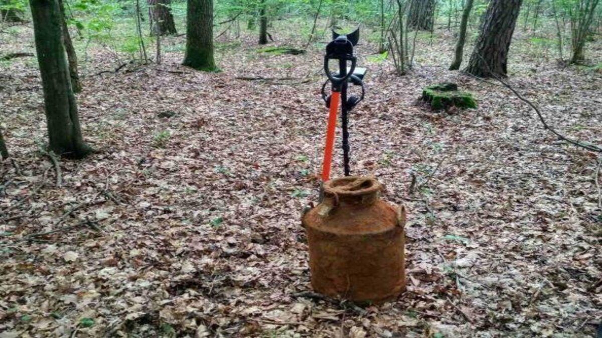 Бидоны с архивами УПА: какие важные документы нашли "черные копатели" Бидоны с архивами УПА: какие важные документы нашли "черные копатели"