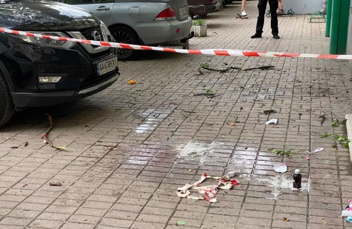 У Києві жінка з 3-річним сином вистрибнула з четвертого поверху У Києві жінка з 3-річним сином вистрибнула з четвертого поверху