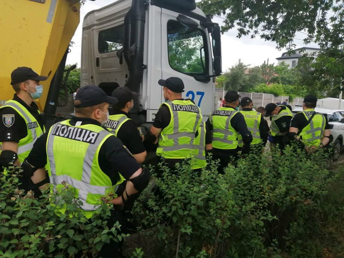 На Русановский садах в Киеве местные жители подрались с полицейскими: видео
