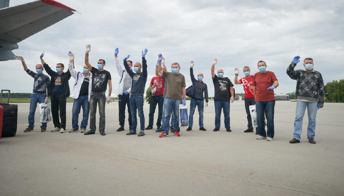 Одеські моряки, що провели 3 роки в лівійському полоні, повернулися додому Одеські моряки, що провели 3 роки в лівійському полоні, повернулися додому