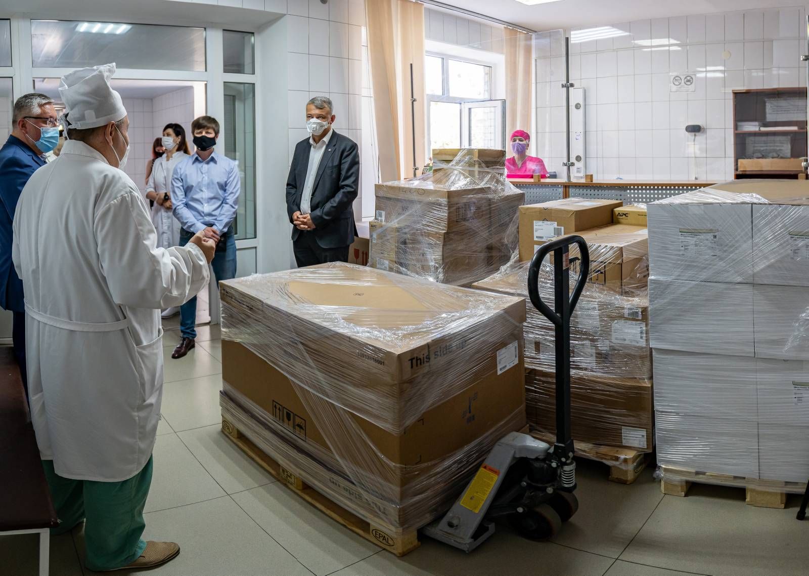 Красный Крест и Кока-Кола передали оборудование Броварской больнице для борьбы с COVID-19 Красный Крест и Кока-Кола передали оборудование Броварской больнице для борьбы с COVID-19