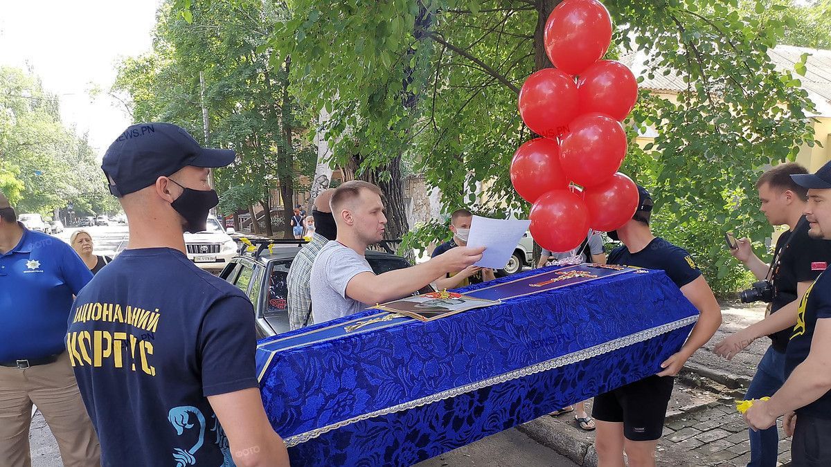 Нацкорпус імпровізовано "поховав" Шарія в Миколаєві: фото, відео  