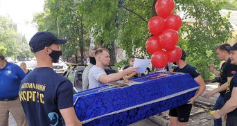 Нацкорпус импровизированно "похоронил" Шария в Николаеве: фото, видео