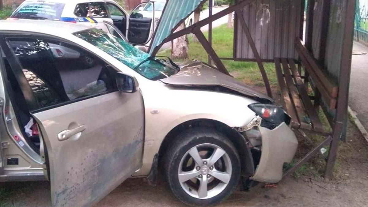 П’яний водій зніс зупинку громадського транспорту в Кропивницькому: фото П’яний водій зніс зупинку громадського транспорту в Кропивницькому: фото