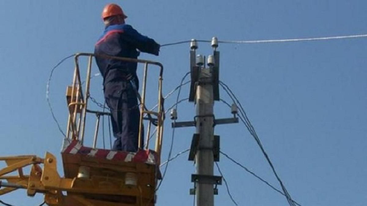 Через негоду 179 міст та сіл в Україні знеструмлені Через негоду 179 міст та сіл в Україні знеструмлені