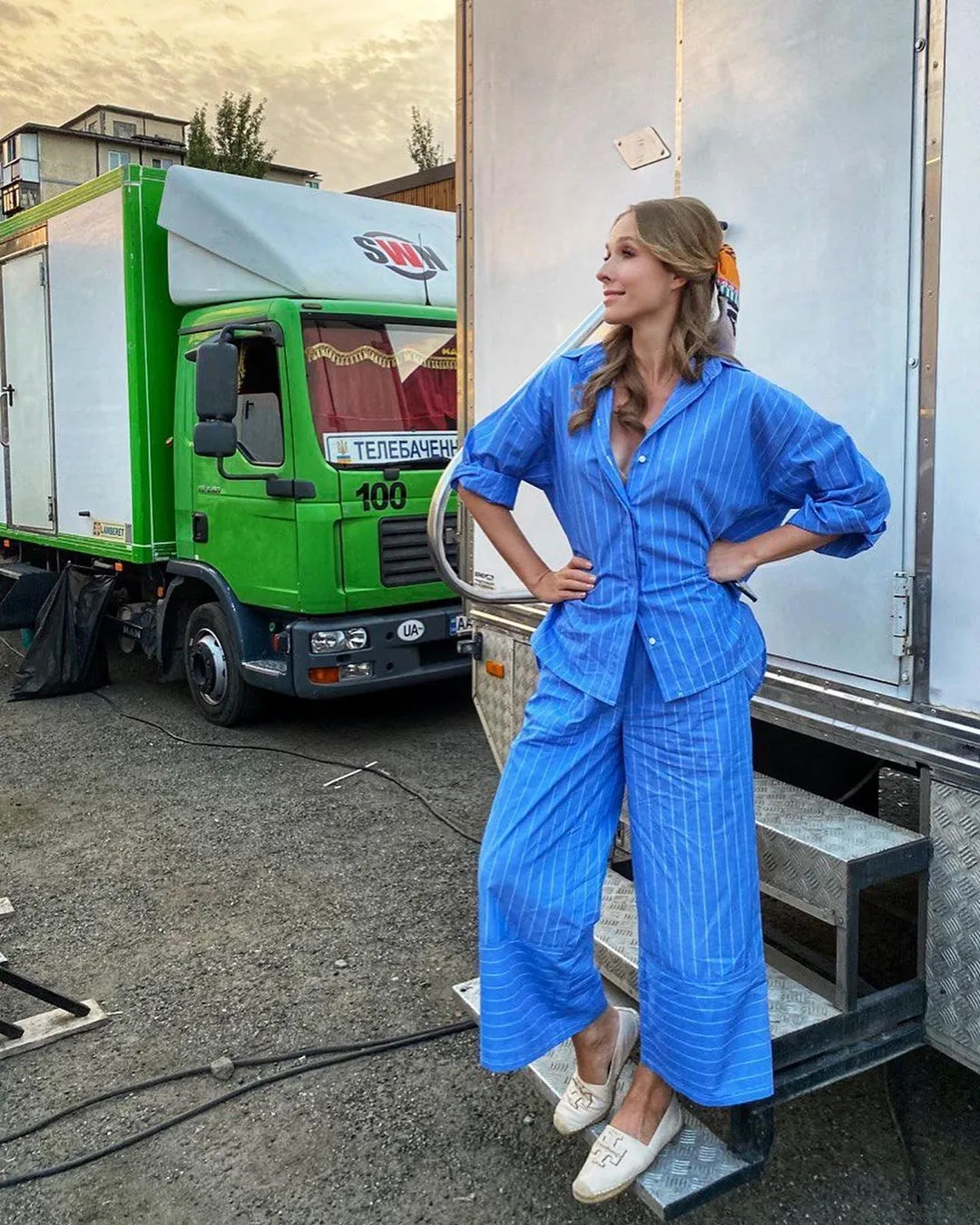 Катя Осадча в смугастому костюмі Катя Осадча в смугастому костюмі