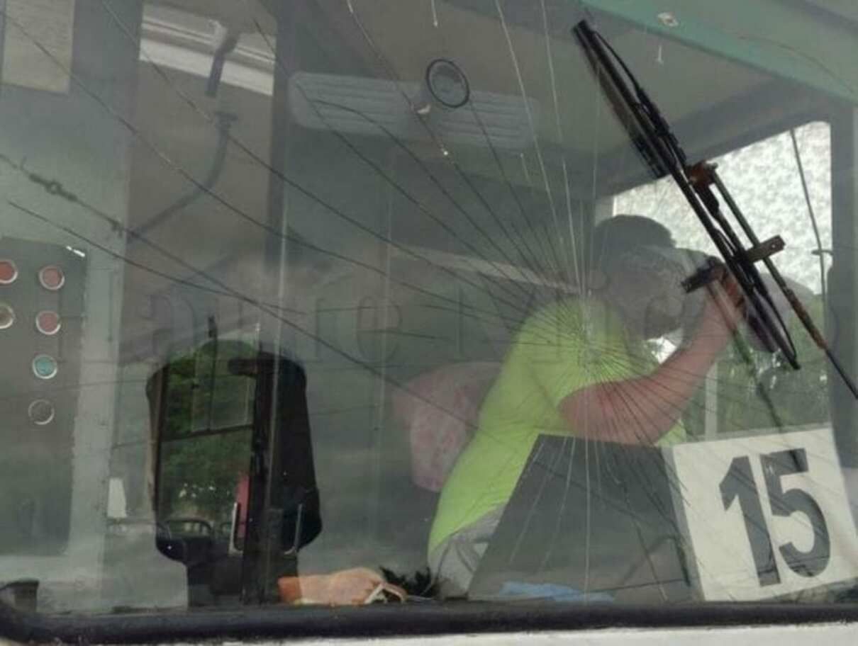 У Дніпрі п'яні молодики побили водія трамвая – фото У Дніпрі п'яні молодики побили водія трамвая – фото