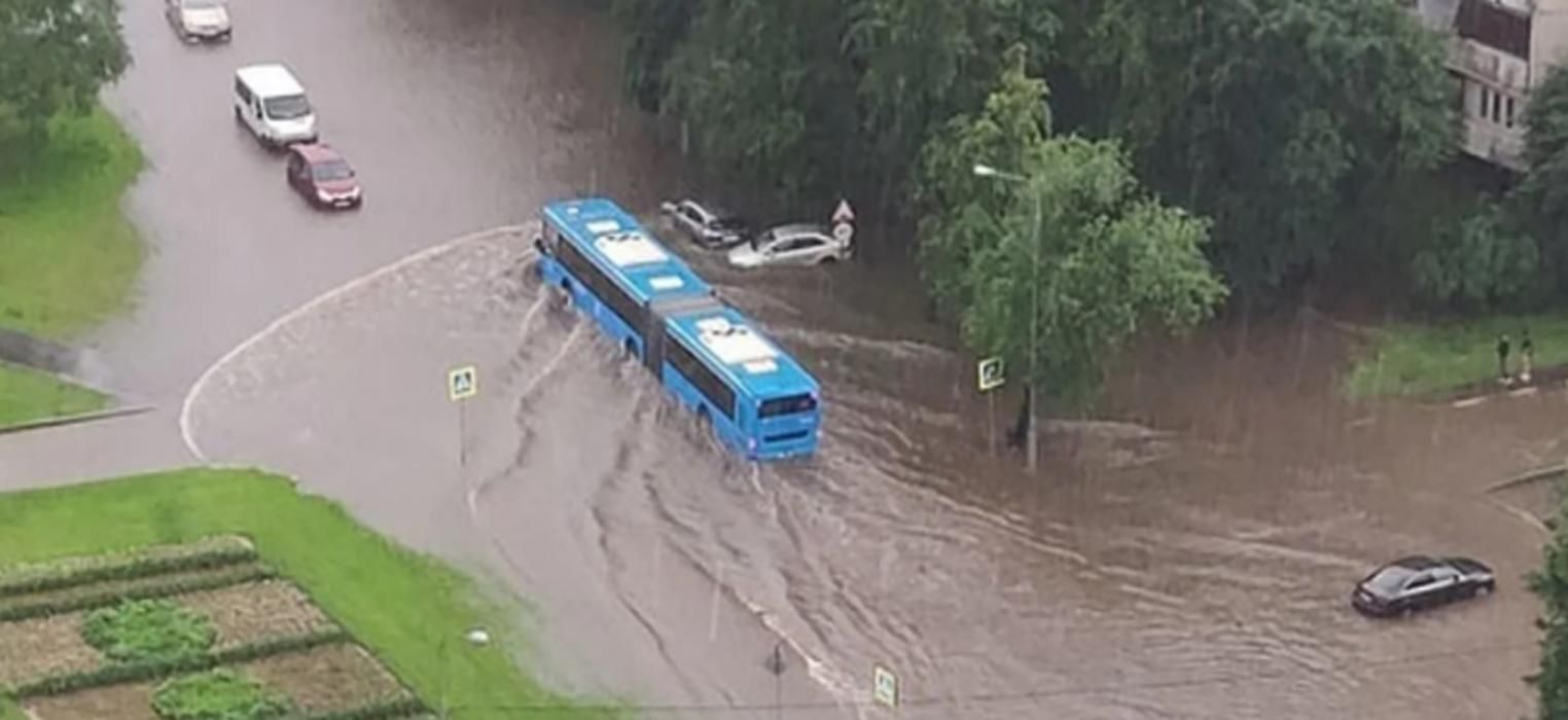 Потоп и град в Москве 20 июня 2020: видео затопленных улиц