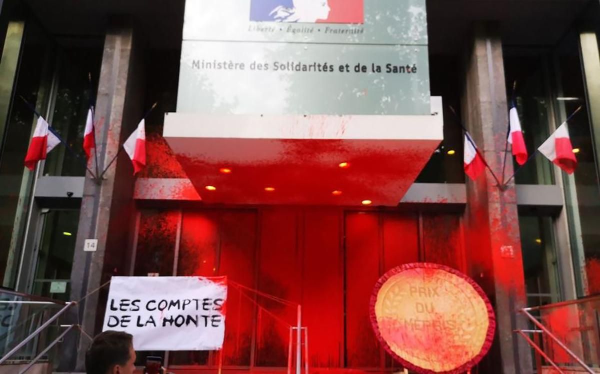 У Франції протестувальники залили МОЗ червоною фарбою та вручили "Медаль презирства"