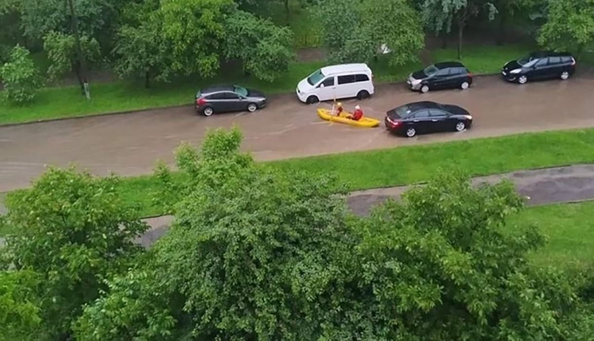 Злива і гроза у Львові 20 червня 2020: відео людей на човнах