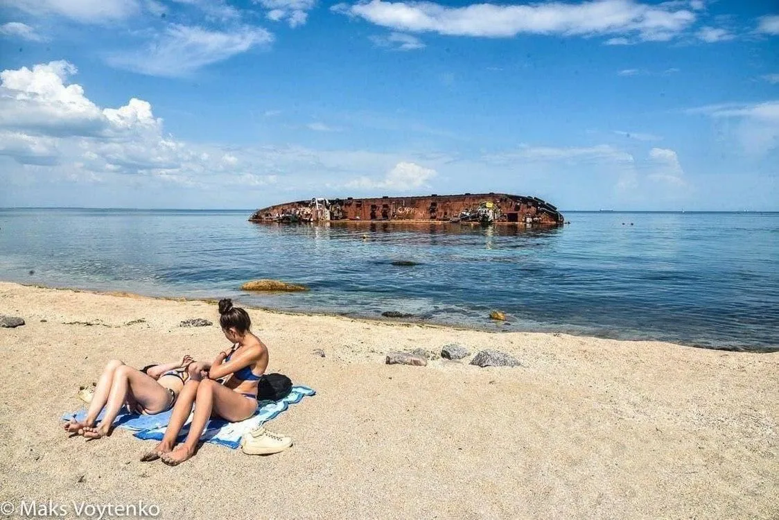 Відпочивальники на пляжі, де стався розлив, 20 червня / ФотоМакс Войтенко