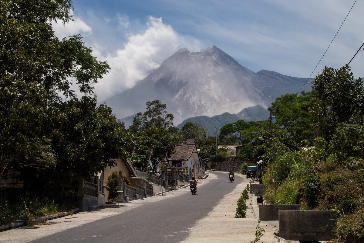 В Індонезії прокинувся вулкан Мерапі: вражаючі фото та відео