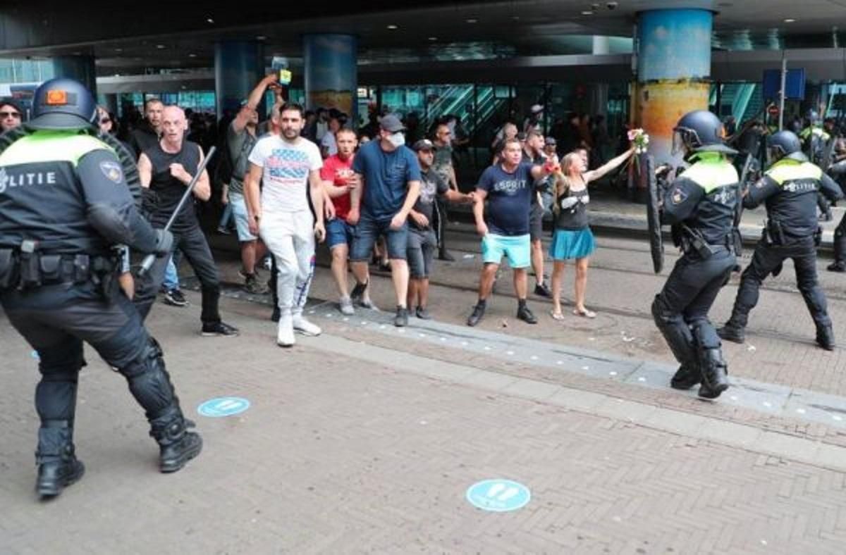 Полиция против. Полиция в Гааге. Полиция Голландии столкновения протесты.