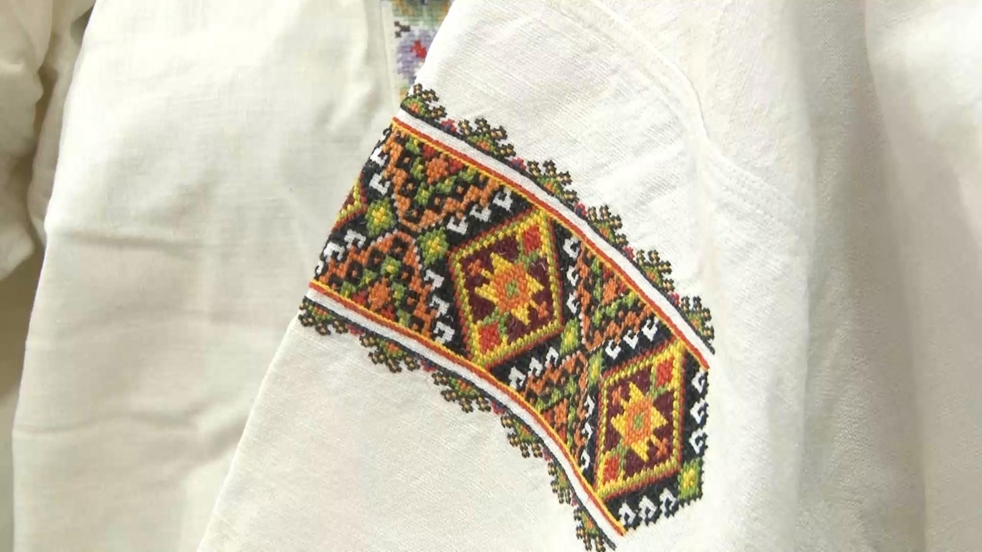 Старейшей – 140 лет: в Кропивницком открыли выставку уникальных рубашек – фото Старейшей – 140 лет: в Кропивницком открыли выставку уникальных рубашек – фото