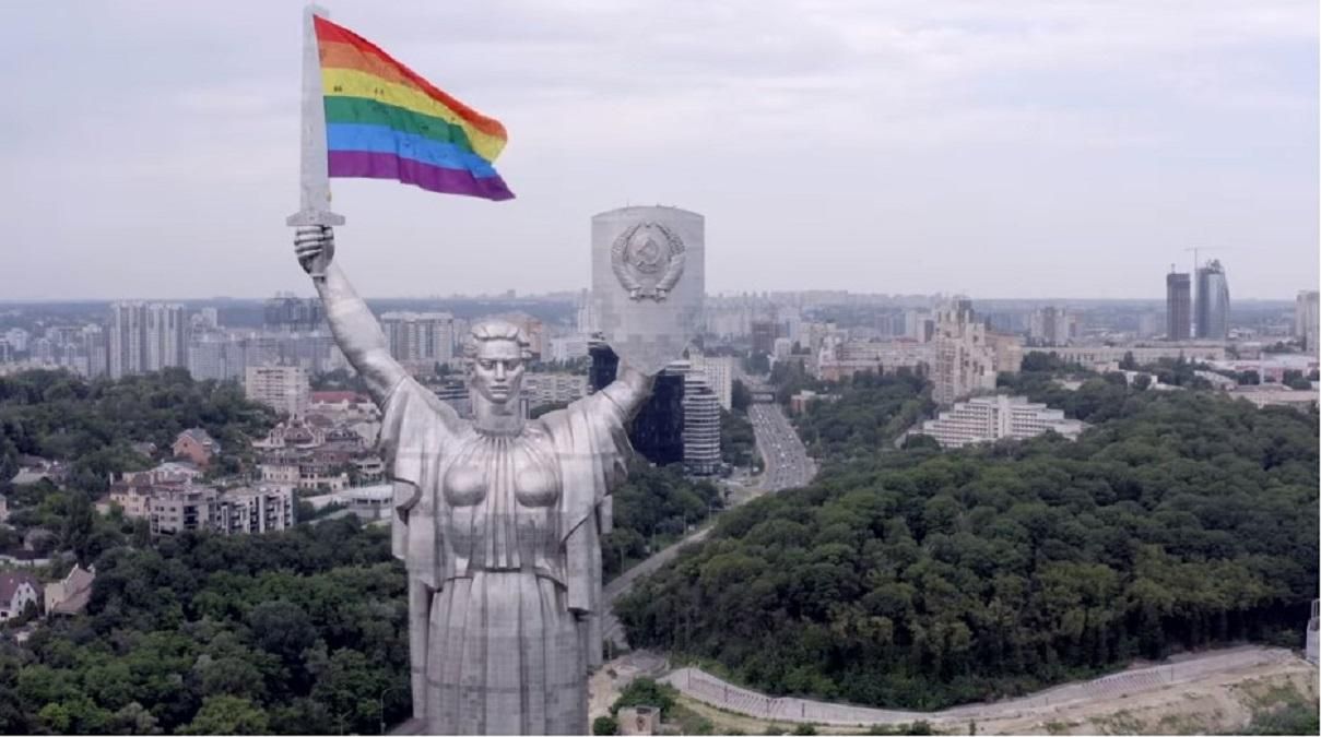 Меч "Родины-матери" украсили флагом ЛГБТ-сообщества: видео