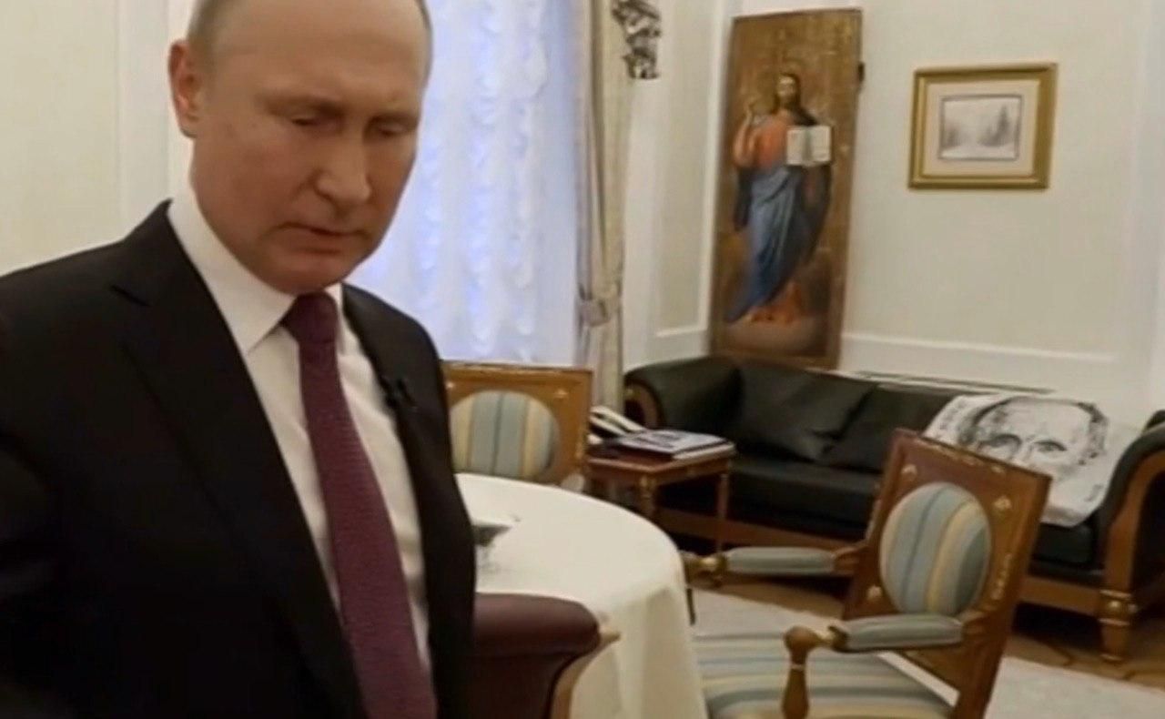 Путін спить під іконою з Христом і покривалом із власним портретом