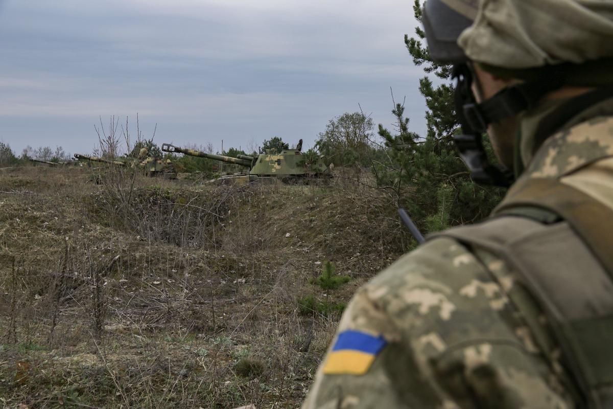 Российские оккупанты ночью семь раз обстреляли позиции украинских бойцов, один солдат ранен
