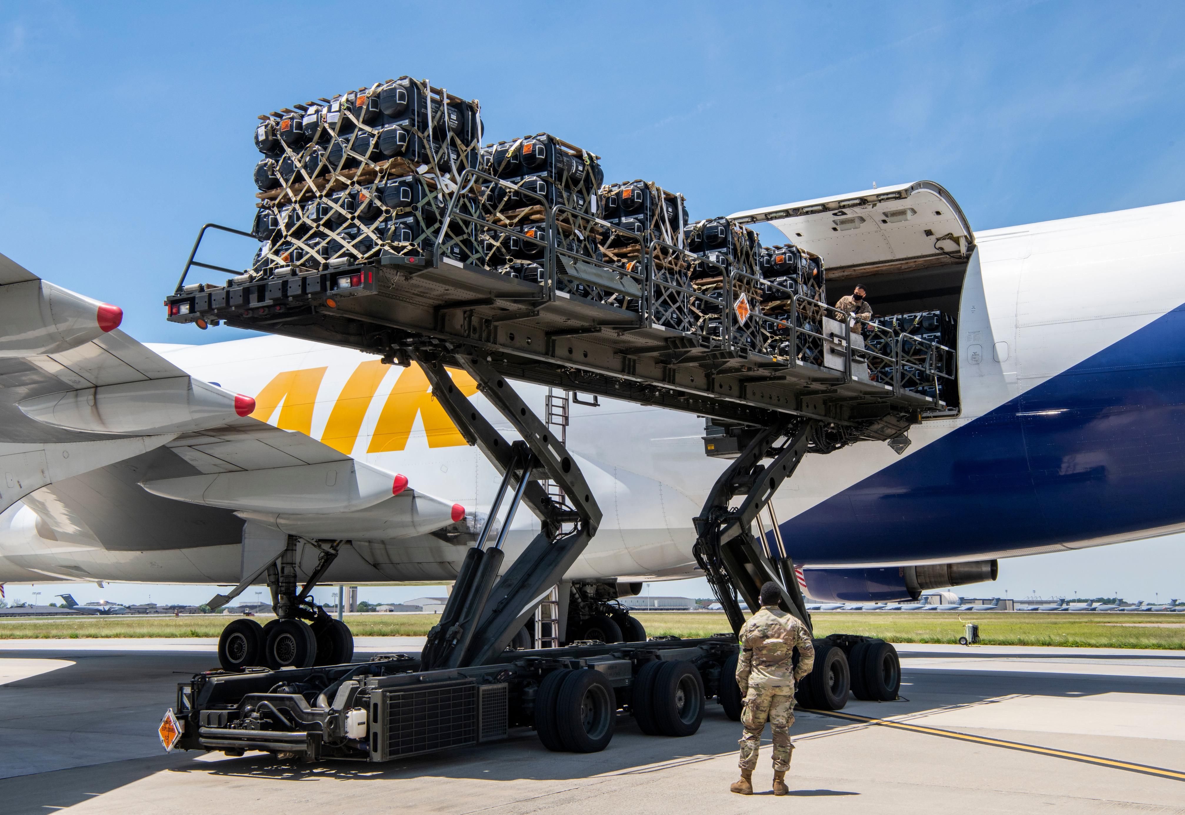 США показали ракети "Джавелін", які відправляться в Україну – фото США показали ракети "Джавелін", які відправляться в Україну – фото