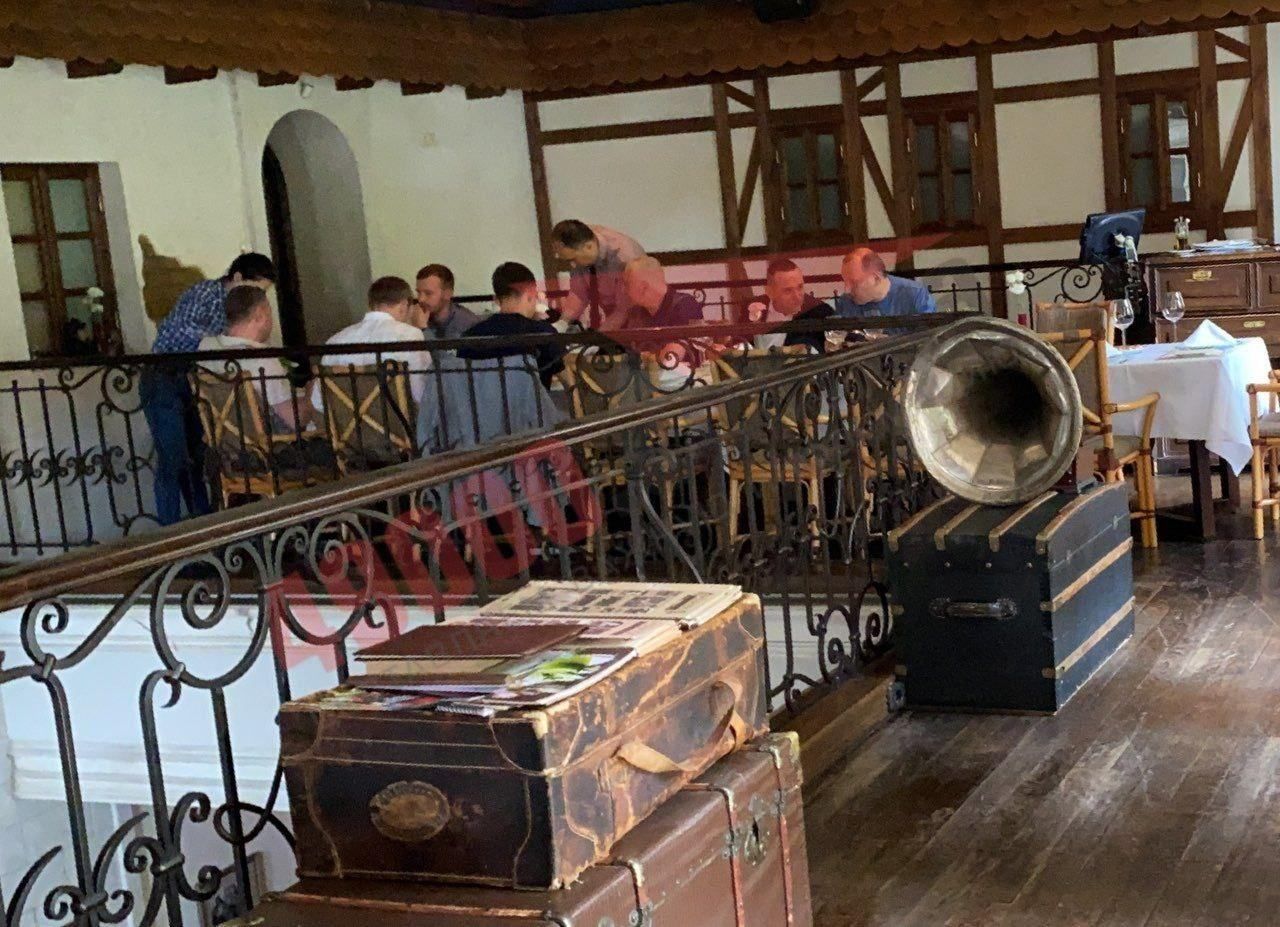 Слуги народу порушили карантин у ресторані Дніпра: фото, відео Слуги народу порушили карантин у ресторані Дніпра: фото, відео