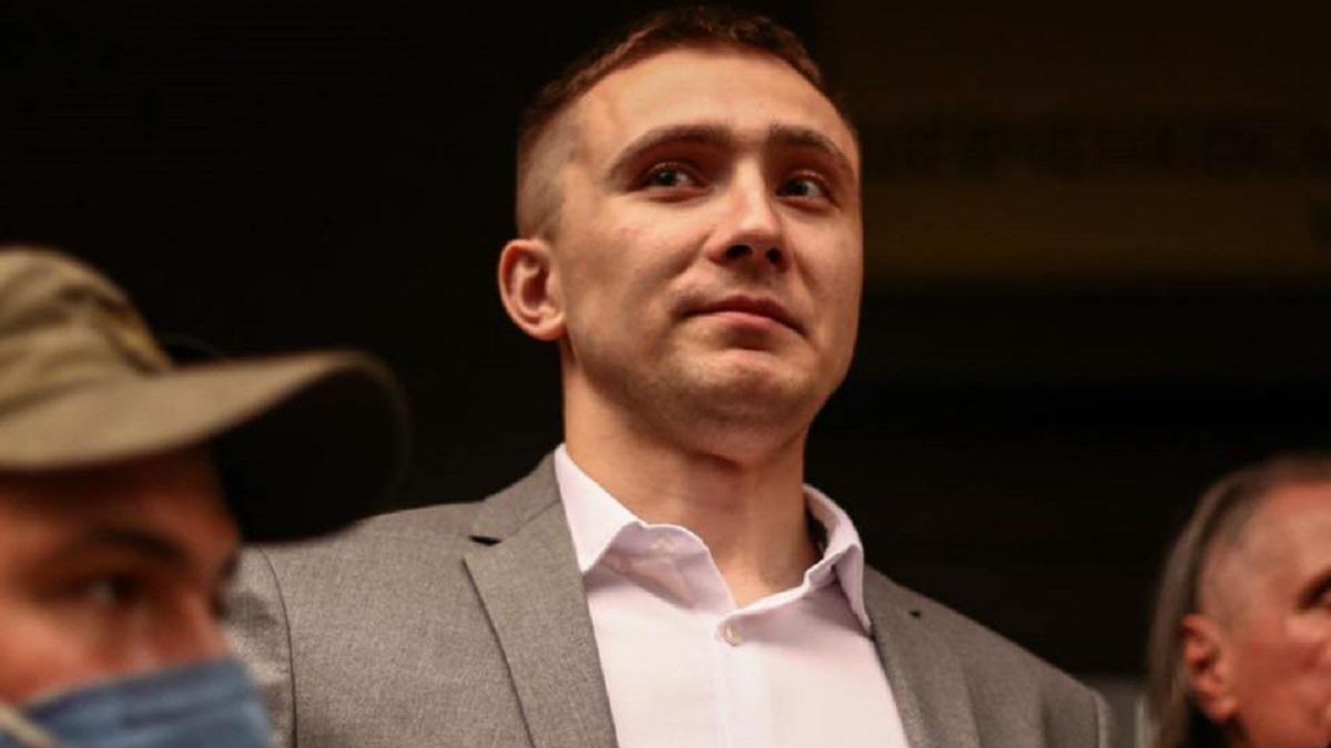 К Стерненко посреди ночи снова пришли полицейские и снова сбежали К Стерненко посреди ночи снова пришли полицейские и снова сбежали