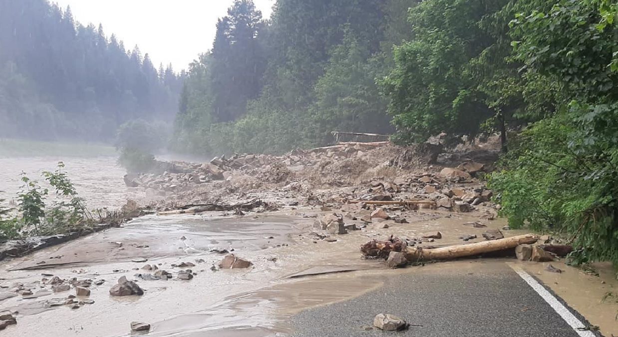 Через негоду затопило трасу Львів – Мукачево 23 червня 2020 Через негоду затопило трасу Львів – Мукачево 23 червня 2020