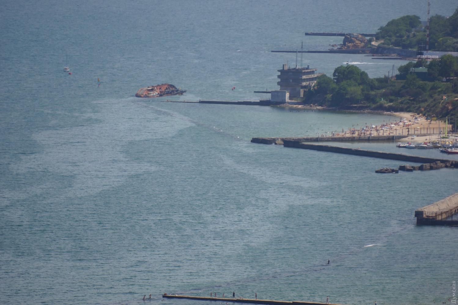 Утечка топлива из танкера "Делфи": пятно уже около пляжа "Отрада", в прокуратуре это опровергают