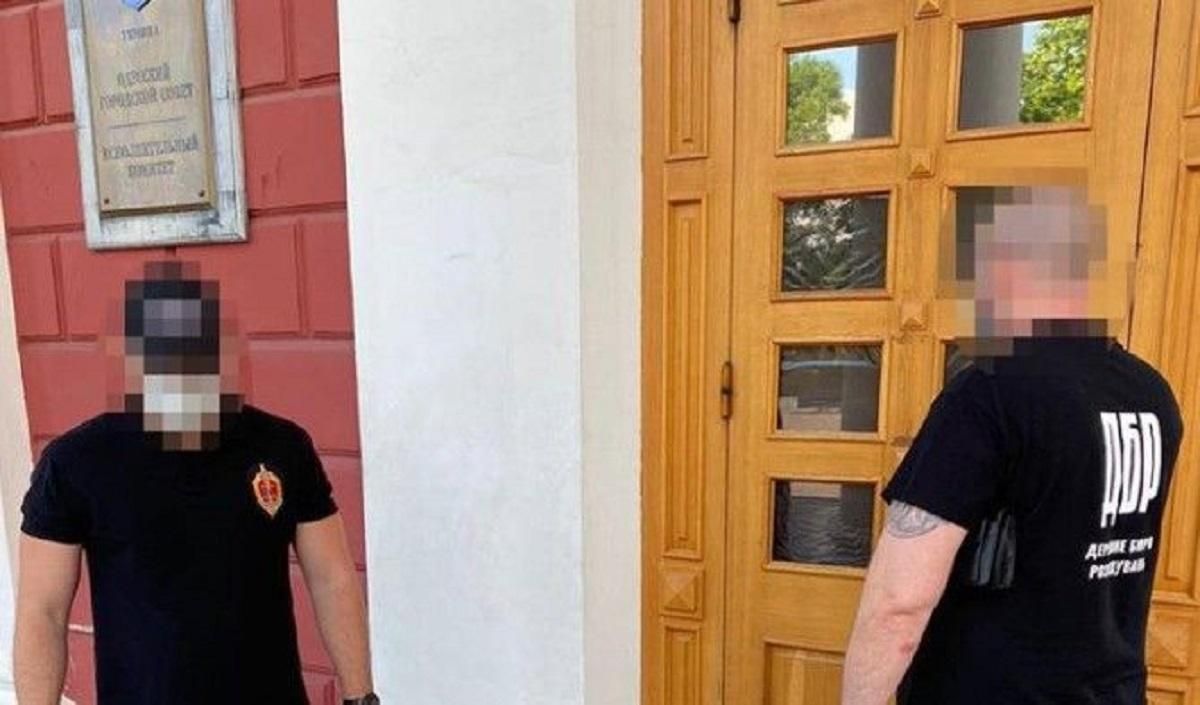 Одеська міськрада закупила безкоштовних підручників на 13 мільйонів гривень: ДБР веде обшуки Одеська міськрада закупила безкоштовних підручників на 13 мільйонів гривень: ДБР веде обшуки