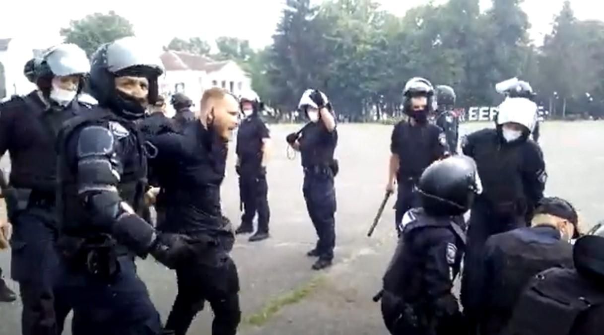 Стоп реваншу: у Рівненській області "тітушок" Іллі Киви закидали яйцями Стоп реваншу: у Рівненській області "тітушок" Іллі Киви закидали яйцями