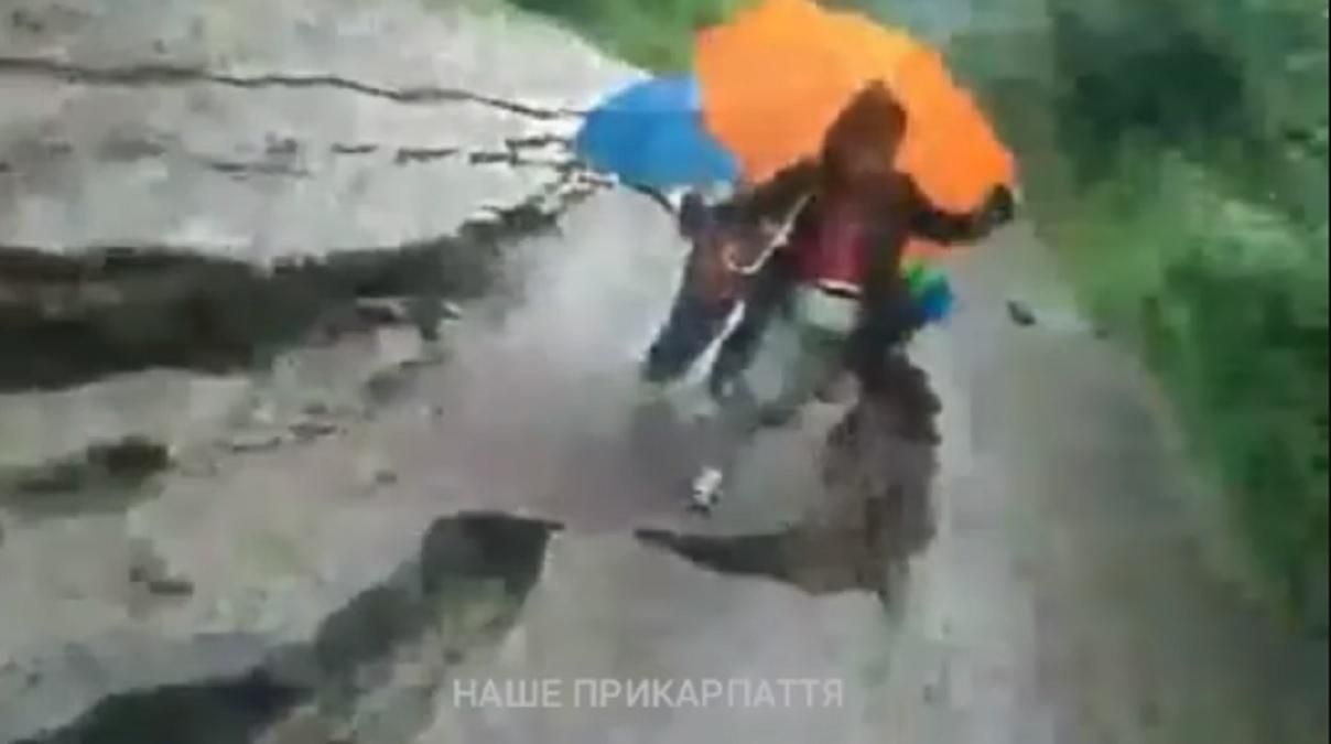 У Яремче під жінкою з дітьми зсунулася дорога: відео У Яремче під жінкою з дітьми зсунулася дорога: відео