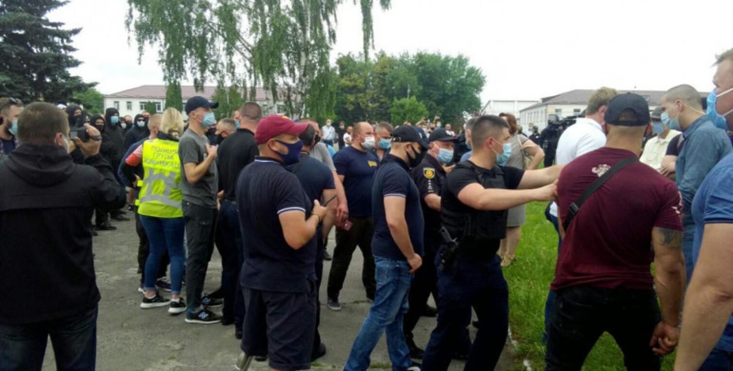 На Ровненщине на встрече с нардепом произошли стычки: от взрыва пострадал главный патрульный На Ровненщине на встрече с нардепом произошли стычки: от взрыва пострадал главный патрульный